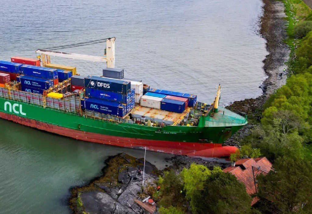 رجل نرويجي ينجو بأعجوبة بعد اقتحام سفينة شحن&nbsp; حديقة منزله بسبب جنوحها.