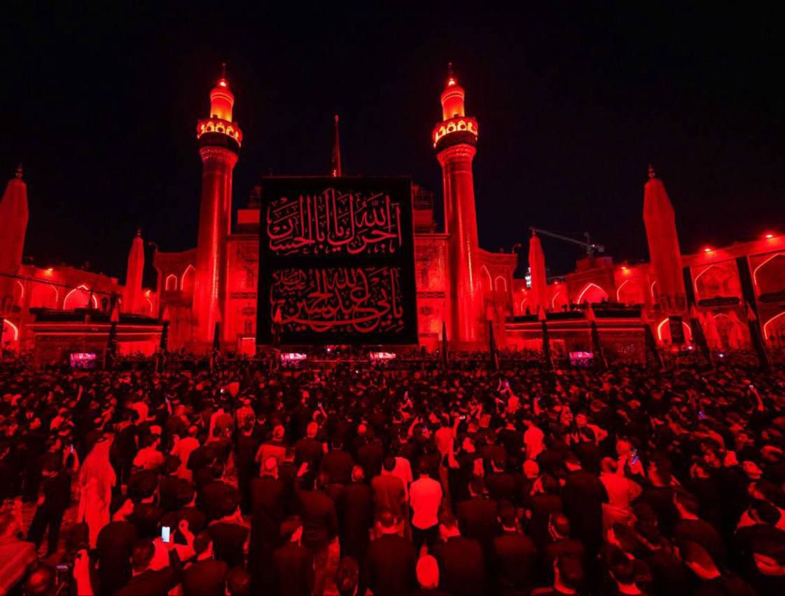 ‏بدموعٍ حرَّى راية الحزن والعزاء ترفَعُها القلوبُ المواسيةُ حيثُ مرقد أبي الأئمَّة الأطهار المولى أمير المؤمنين (عليه السلام).