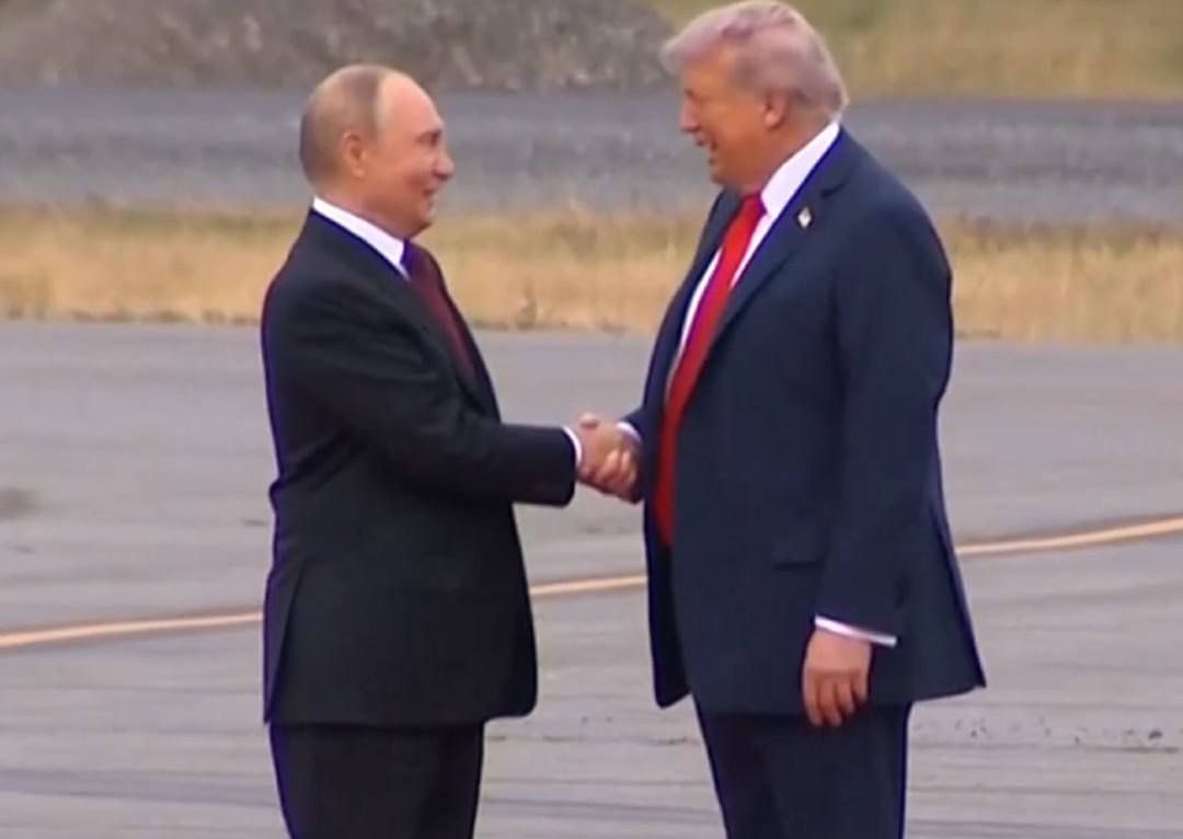 الرئيس الأمريكي “دونالد ترامب” يستقبل نظيره الروسي فلاديمير بوتين في قاعدة عسكرية أمريكية في ألاسكا.