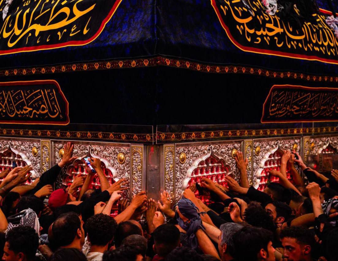 بدموع الفاجعة وآلام شهادة الرسول الأعظم (صلَّى الله عليه وآله).. جموع المؤمنين تُقدِّم تعازيها لصاحب المصاب المولى أبي الحسن علي (عليه السلام).