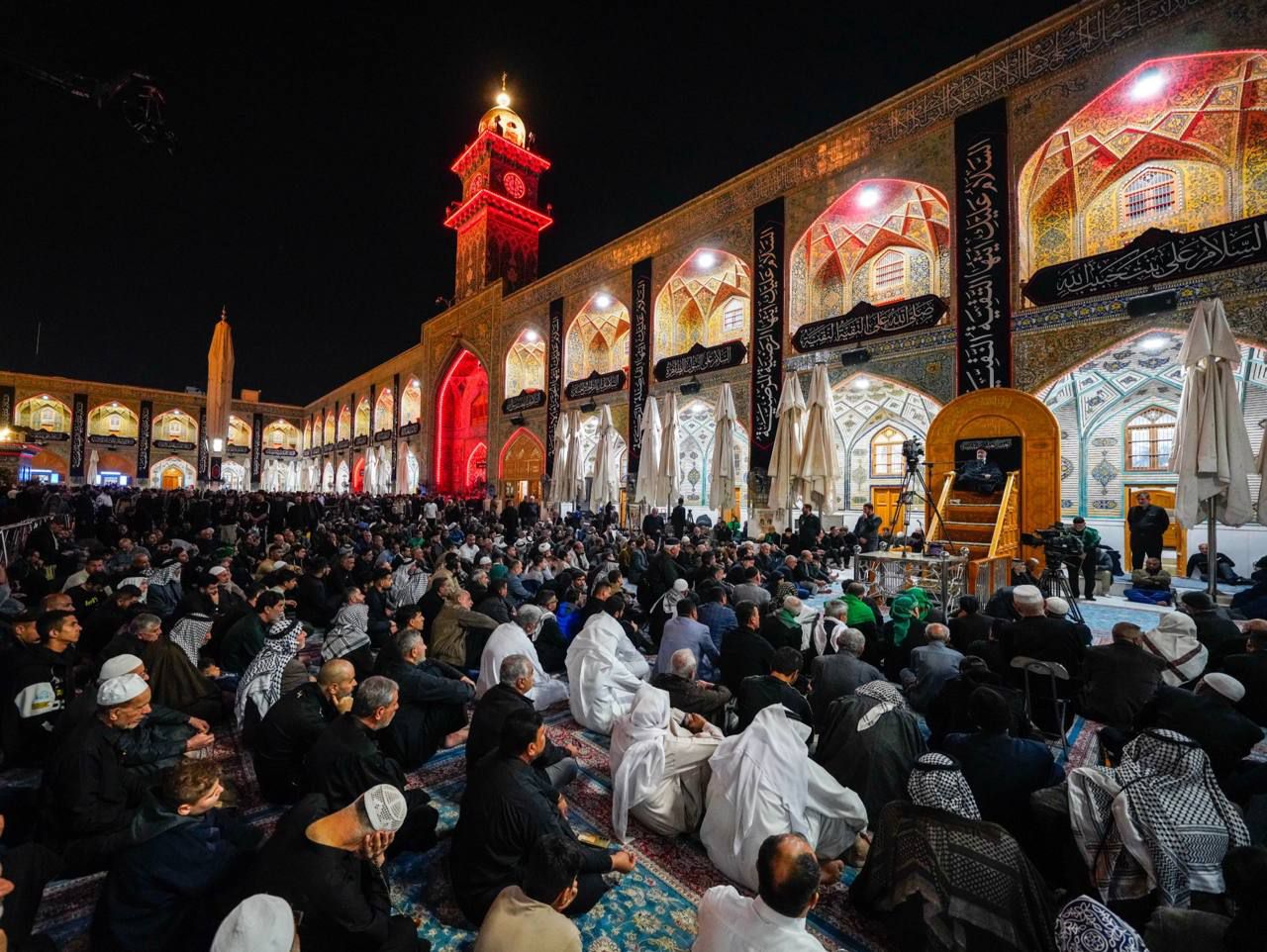 بالصور |أحزانٌ فاطمية وآهاتٌ يوقظها أسى الفاجعة في أرجاء الصحن العلوي المُطهَّر في ذكرى شهادة الصدّيقة الكُبرى السيدة الزهراء (عليها السلام).