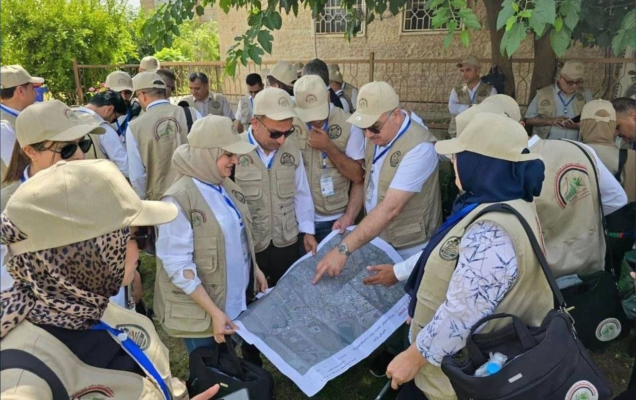 وزير التخطيط يعلن النتائج النهائية للتعداد العام للسكان في العراق:– بلغ عدد سكان العراق 46.118.793 نسمة.– يبلغ عدد الذكور بالعراق أكثر من 23 مليون نسمة بنسبة 50.2%.– بلغ عدد الإناث في العراق أكثر من 22 مليون نسمة بنسبة 49.8%.– بلغ إجمالي عدد الأُسَر في العراق نحو ثمانية ملايين أُسرة.– بلغ عدد الأسر التي يرأسها الرجل أكثر من 7 ملايين أسرة فيما بلغ عدد الأسر التي ترأسها امرأة أكثر من 910 آلاف أسرة.– بلغ متوسط حجم الأسرة في العراق خمسة أفراد.– يبلغ عدد الأفراد ضمن الفئة العمرية من صفر إلى 14 سنة 16,555,000 نسمة.– يبلغ عدد الأفراد ضمن الفئة العمرية للعمل من 15 إلى 64 سنة 27,875,000 نسمة.– يبلغ عدد الأفراد الذين تزيد أعمارهم عن 65 سنة 1,688,000 نسمة.– بلغت نسبة السكن الملك والمجاني مع الوالدين 72% فيما بلغ السكن بالإيجار الخاص 19%.