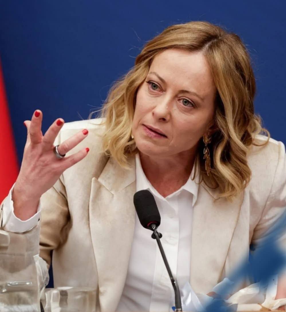 رئيسة وزراء إيطاليا “جورجيا ميلوني” مهنئة بالعام الجديد: عام 2025 كان صعباً لكن لا تقلقوا عام 2026 سيكون أسوأ استعدوا.