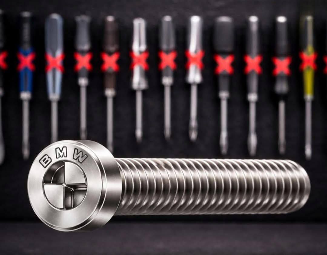 شركة BMW تسجل براءة اختراع لبرغي جديد على شكل شعار BMW، صُمم لمنع المالكين من إصلاح عجلاتهم بأنفسهم.