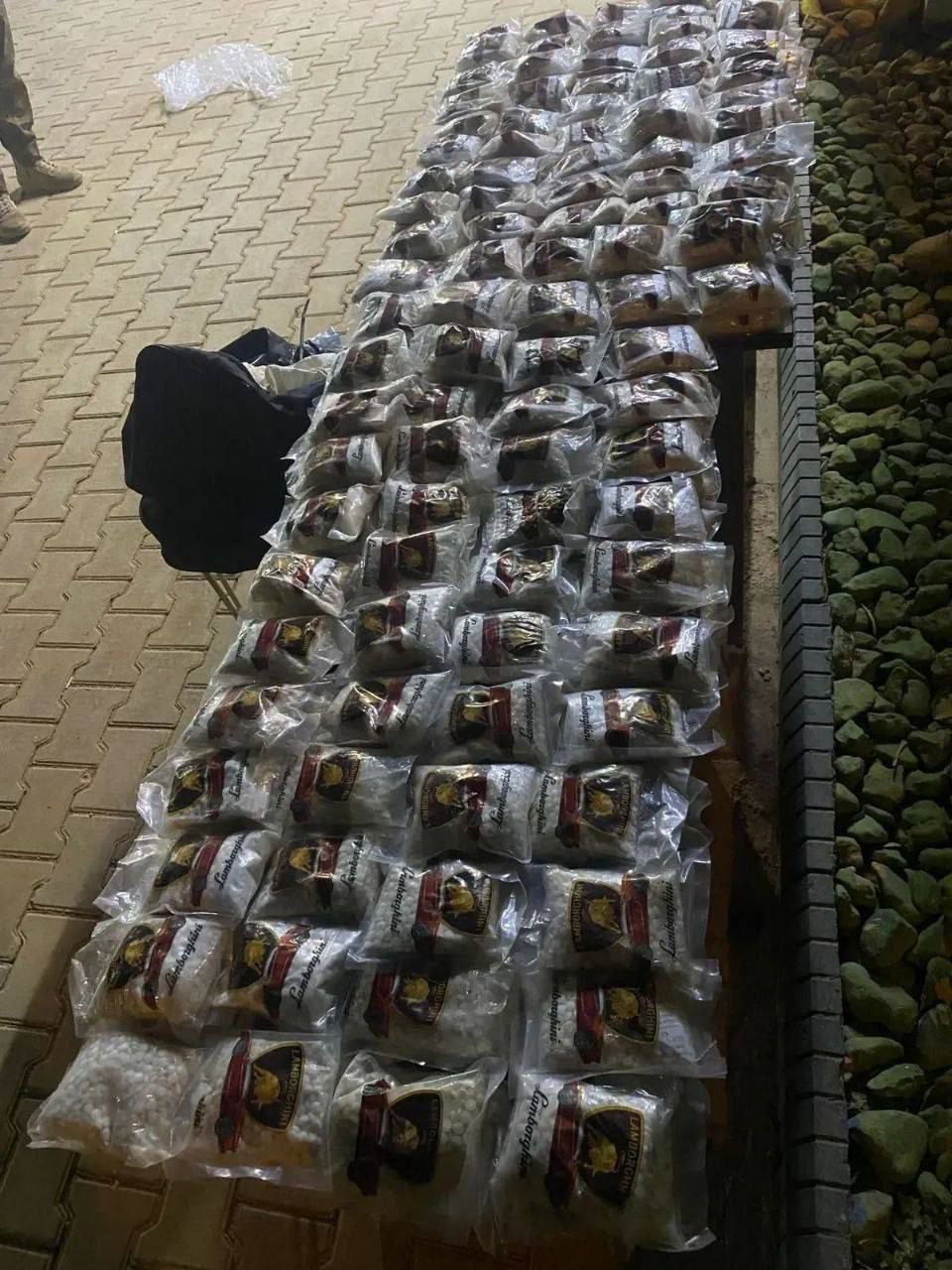 قوات الحدود العراقية تحبط تهريب 262 الف حبة مخدرة قادمة من سوريا عبر بالونات هوائية.