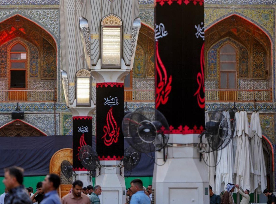بالصور |أرجاء الصحن العلوي المُطهَّر تتَّشح بلافتات العزاء إحياءً لذكرى شهادة الإمام الجواد (عليه السلام).