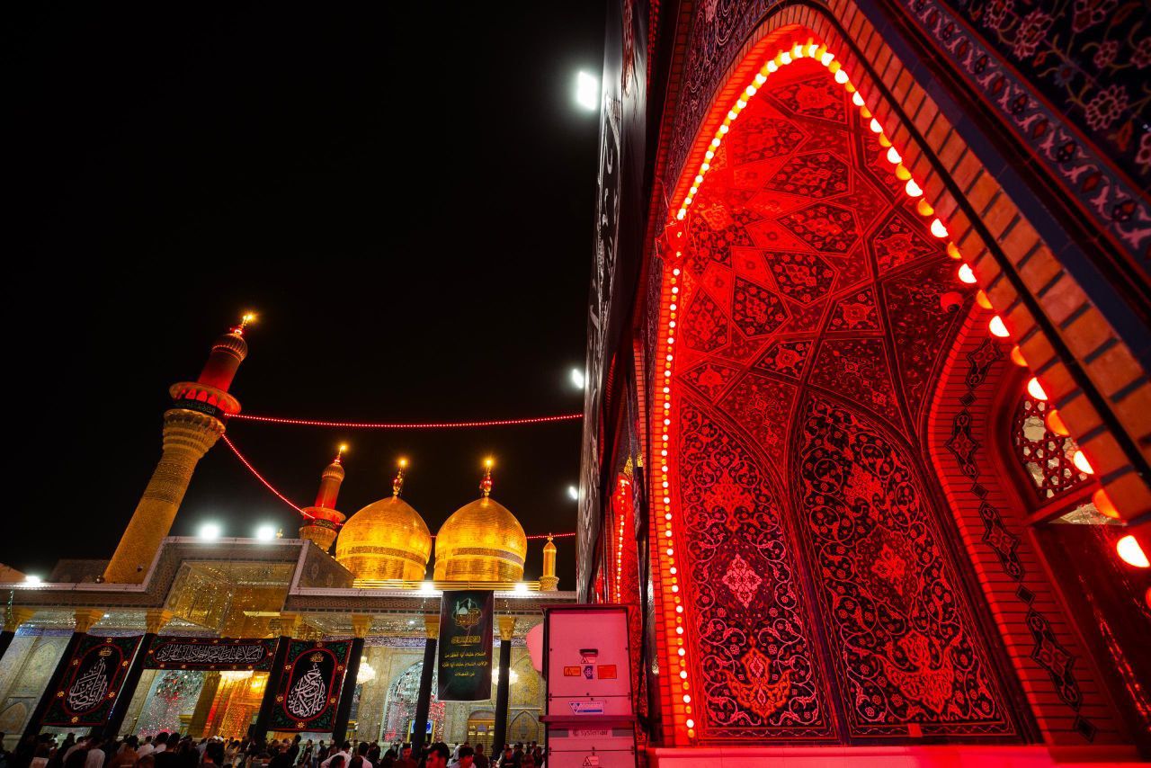في ليلة استشهاده.. قلوبٌ حزينة وأرواحٌ متعلّقة بباب الإمام محمد الجواد (عليه السلام).