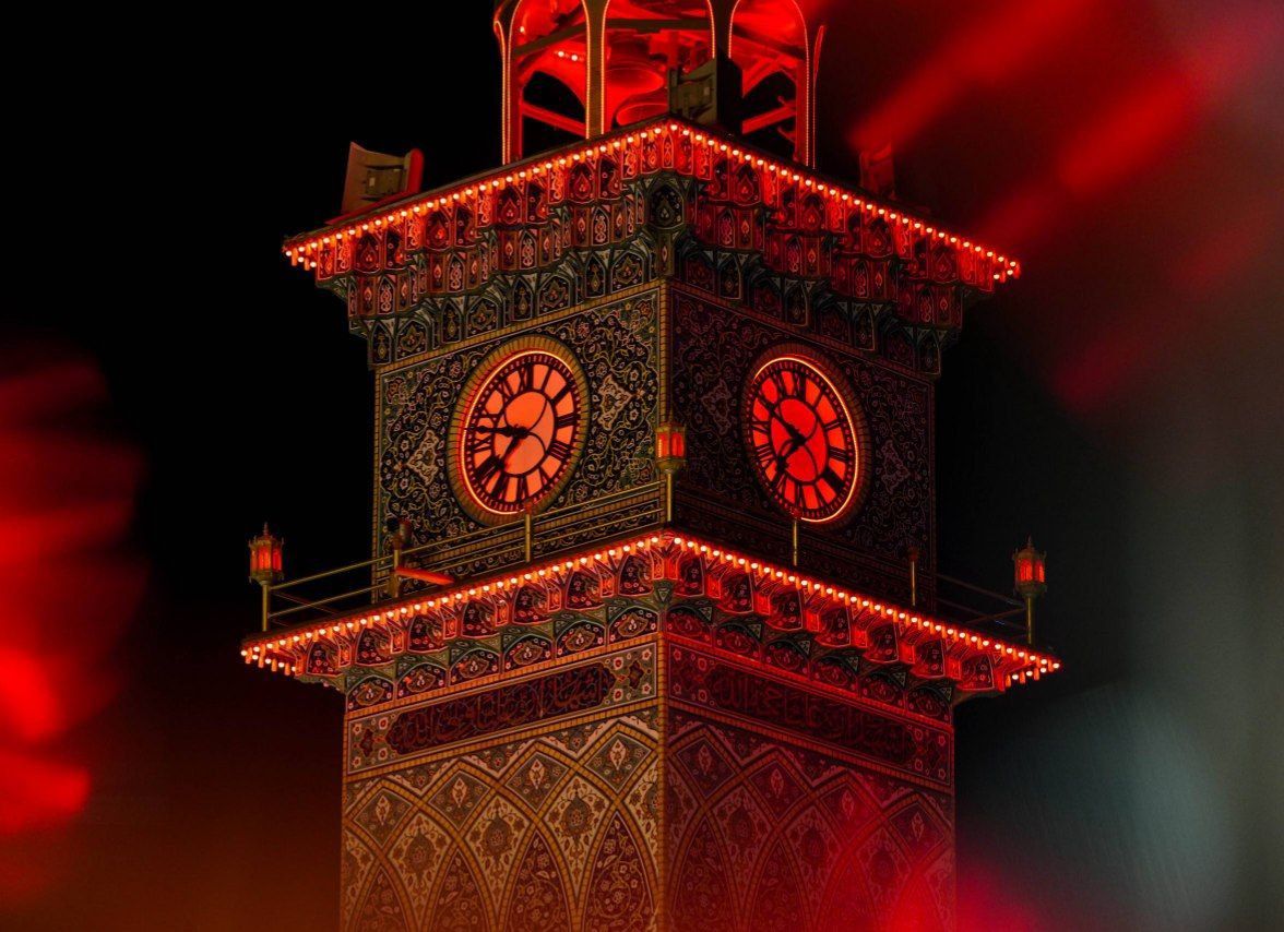 أرجاء الصحن العلوي المُطهَّر تتَّشح بلافتات العزاء إحياءً لذكرى شهادة الإمام الجواد (عليه السلام).