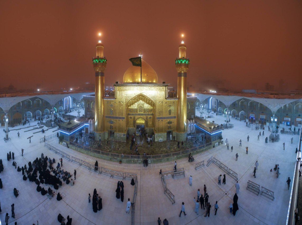رياحٌ مُحمّلةٌ بالتراب تتشرّف بالطواف حول ضياءِ المرقد العلوي المُطهّر حيثُ نور الأنوار المولى أمير المؤمنين ( عليه السلام).
