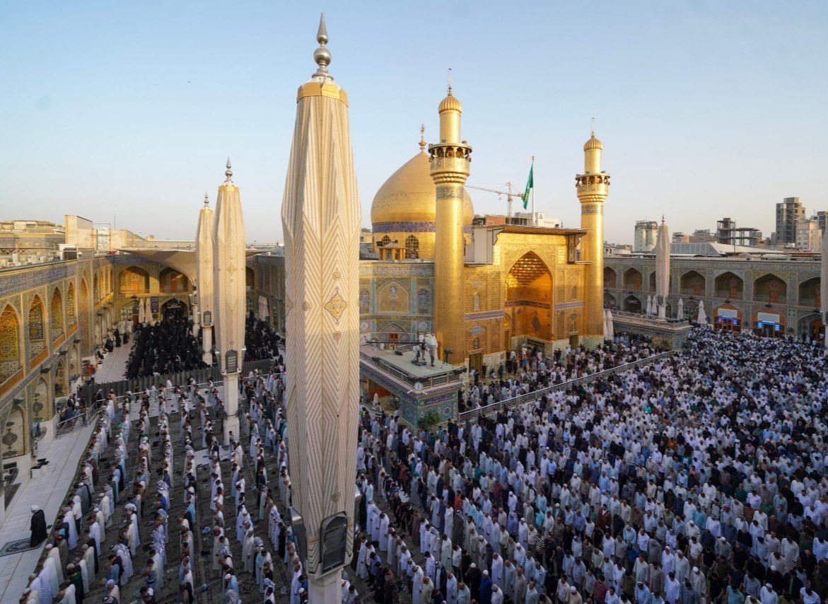 بالصور المؤمنونَ يُحيونَ صلاةَ عيدِ الأضحى في الحرمِ العلويِّ المُطهَّر.