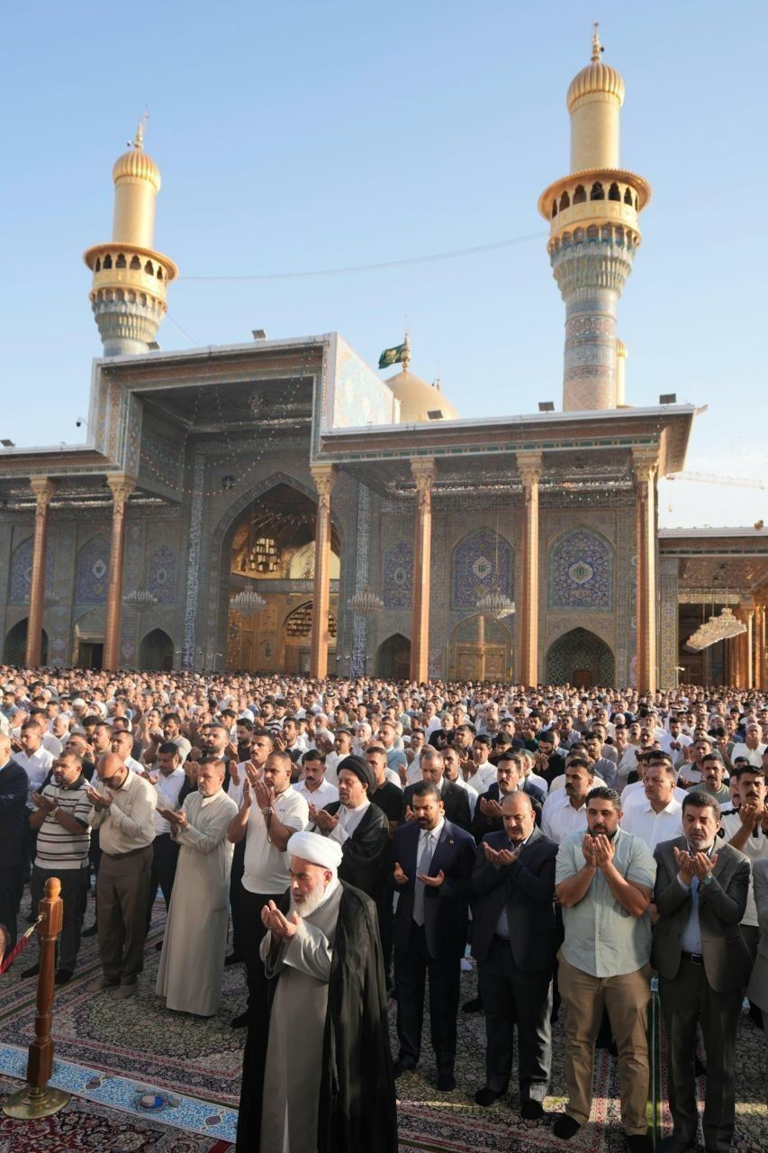 بالصور رئيس الوزراء “علي فالح الزيدي” يؤدي صلاة العيد في الصحن الكاظمي الشريف.