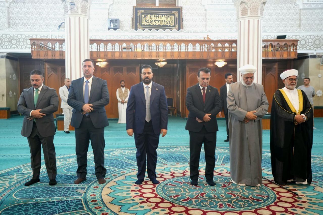 الزيدي يزور مرقد الإمام أبي حنيفة النعمان في منطقة الأعظمية ببغداد بعد أدائه صلاة العيد في مرقد الإمامين الكاظمين (عليهما السلام).