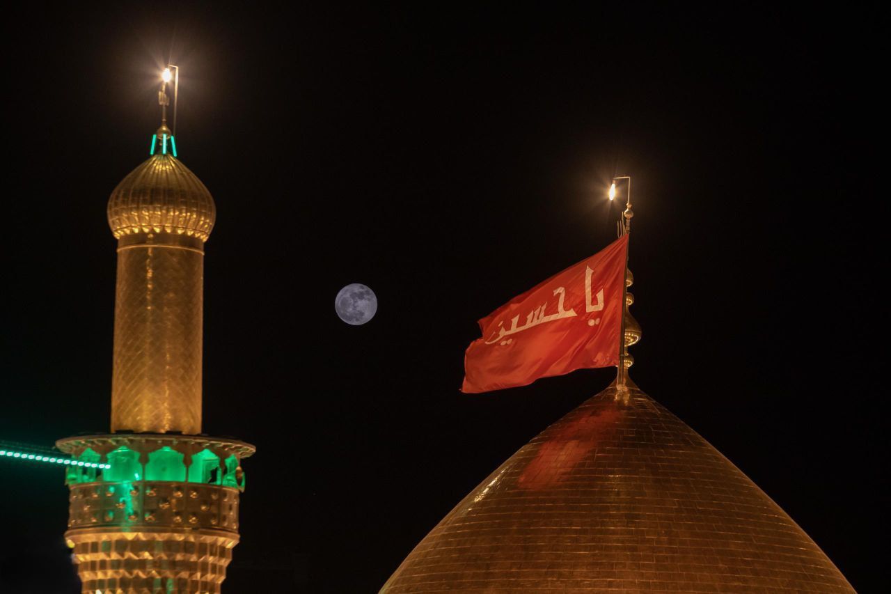 بالصور قمرٌ إزدان جمالاً فوق قبة ومنائر مرقد الإمام الحسين واخيه أبي الفضل العباس (عليهما السلام).