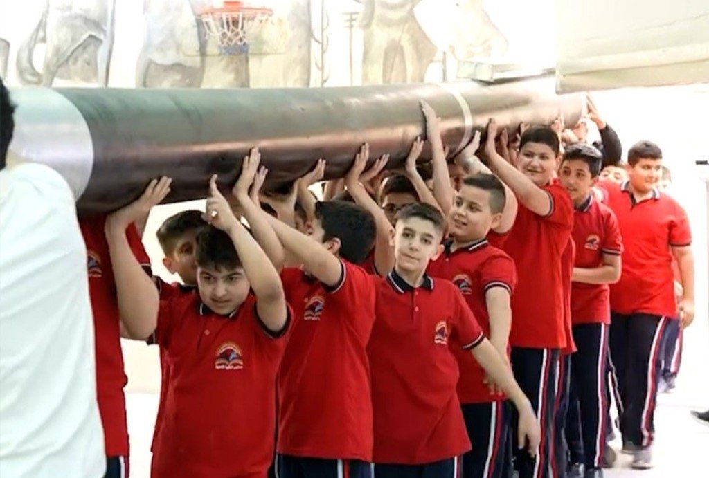 قلم عراقي يدخل موسوعة غينيس للأرقام القياسية كأكبر قلم في العالم بطول 6.5 أمتار ووزن 94 كيلوغراماً.