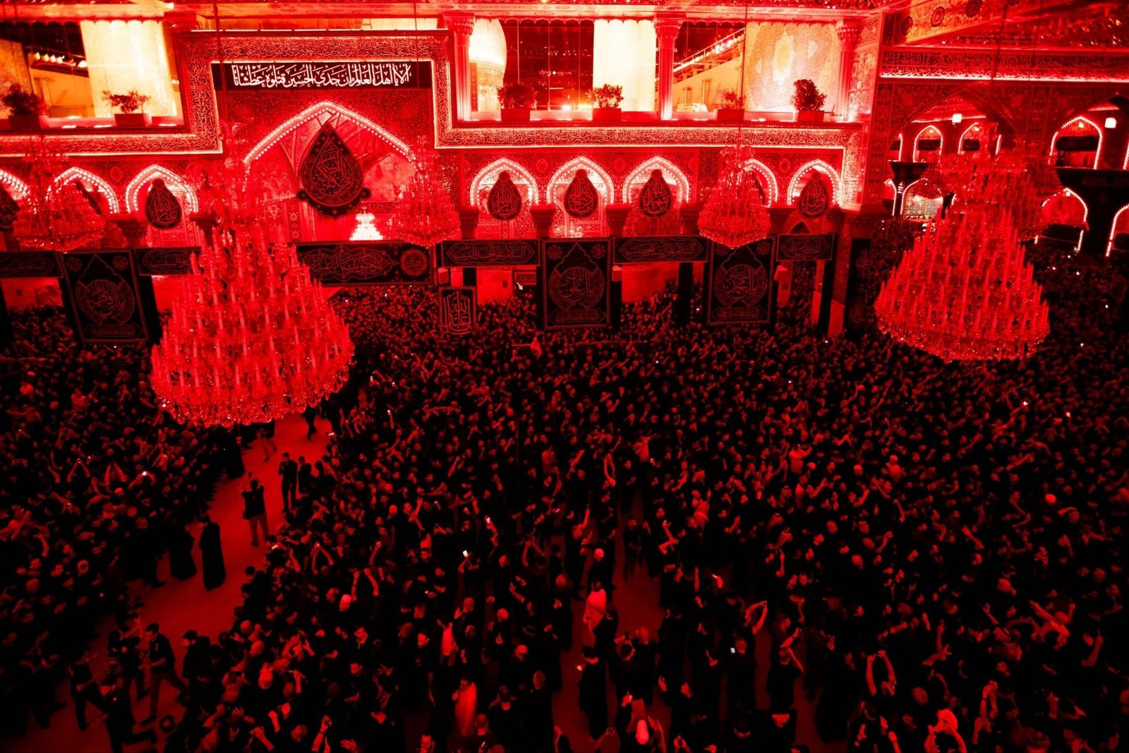 بالصور |اعداد كبيرة من المعزين بقدوم شهر محرم الحرام في صحن الإمام الحسين (عليه السلام).