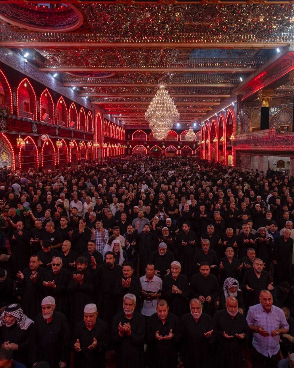 بالصور أجواء ليلة الثالث من محرم الحرام عند مرقد أبي الفضل العباس (عليه السلام).