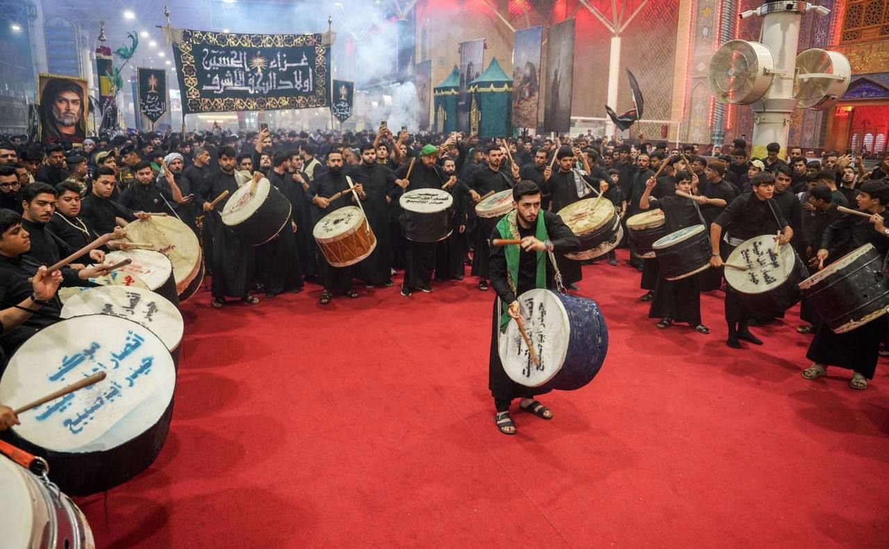 بالصور ضمائرُ نُقِشَ على بياضها حزن العزاء الحسيني والولاء الحيدري تُحيي شعائر عاشوراء في محيط الصحن العلوي المُطهّر.