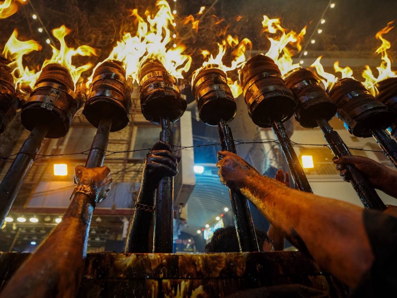 بالصور مشاعلُ الأحزان وآلام المصاب تشبُّ في نفوس المعزّين في محيط الصحن العلوي المُطهّر مُقدّمةً صورة العزاء الحسيني إلى العالم.