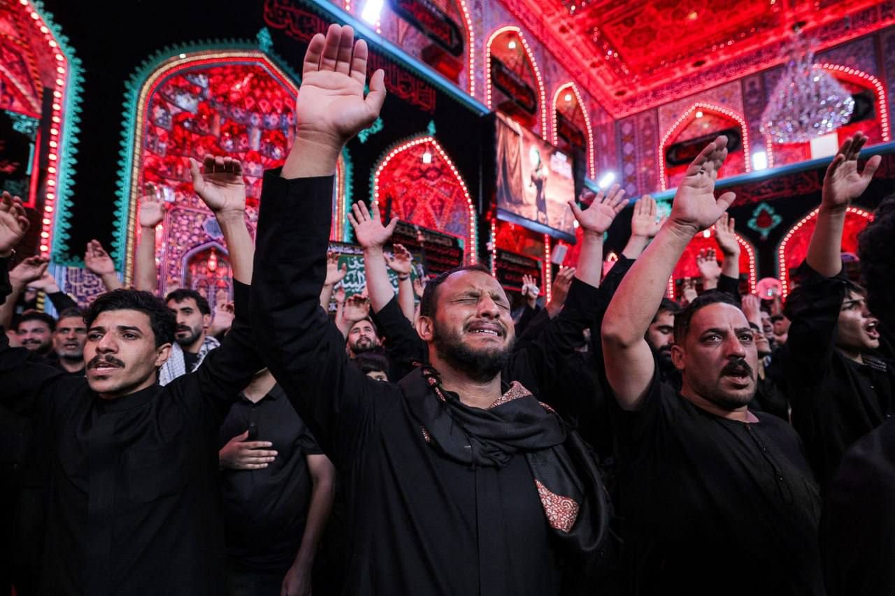 بالصور المواكب الحسينية تحيي ليلة التاسع من محرم الحرام بجوار الإمام الحسين (عليه السلام).