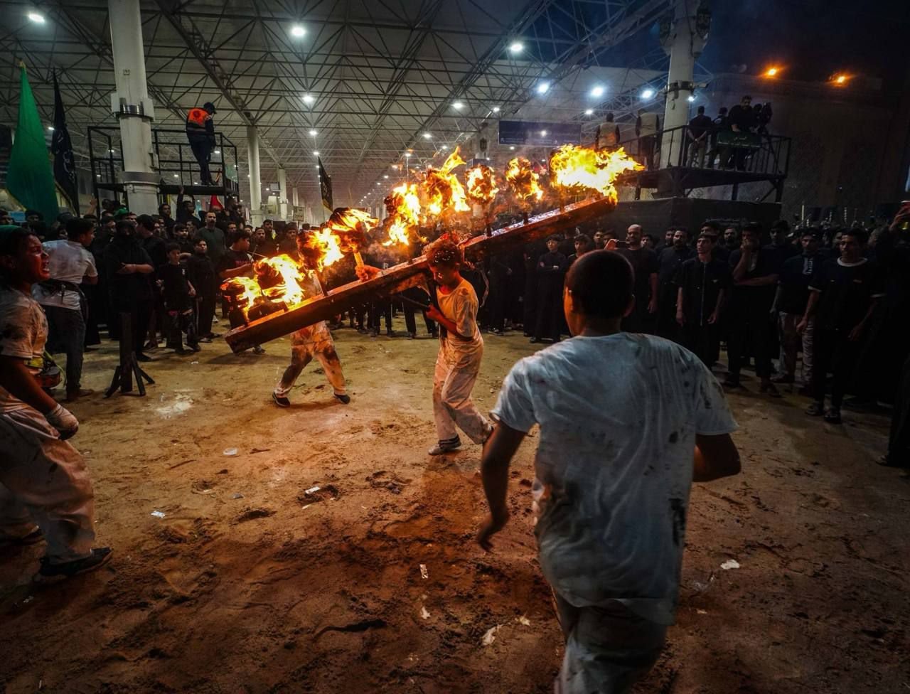 بالصور مشاعل الأحزان تُوقد حرَّ المصاب في محيط الصحن العلوي المُطهّر مواساةً لأبي الأئمة الأطهار المولى أمير المؤمنين (عليه السلام).