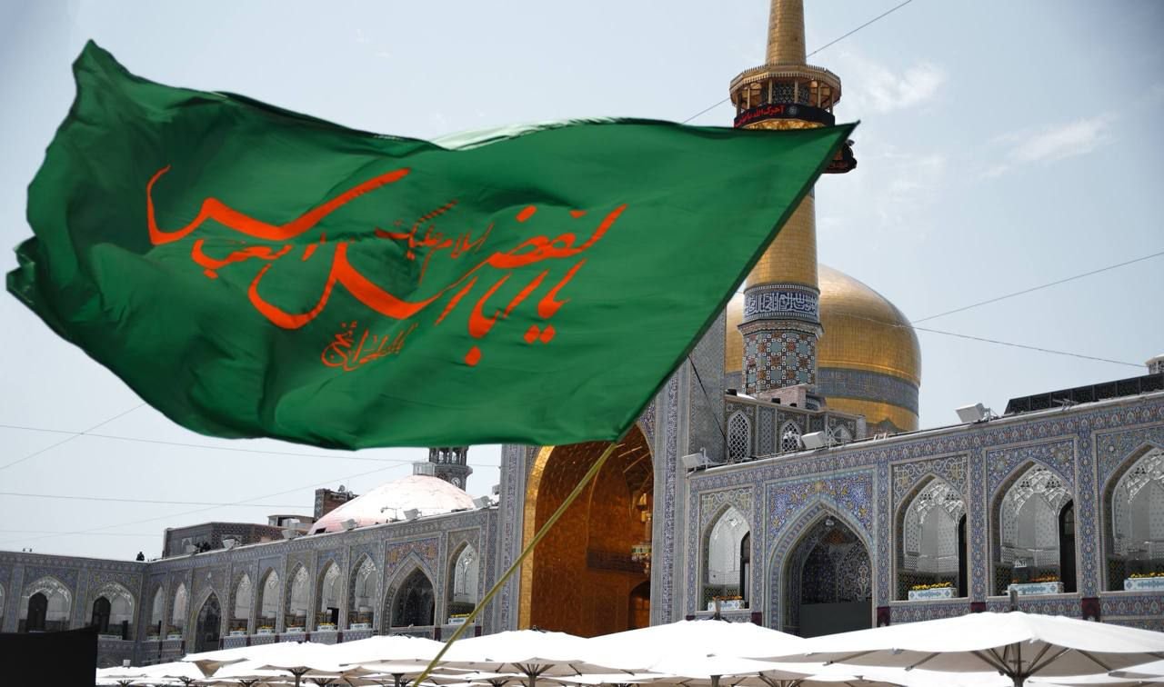 بالصور مواكب المعزّين تجوب أرجاء الحرم الرضوي والمدينة المقدسة في يوم عاشوراء؛ إحياءً لذكرى شهادة الإمام الحسين (عليه السلام).