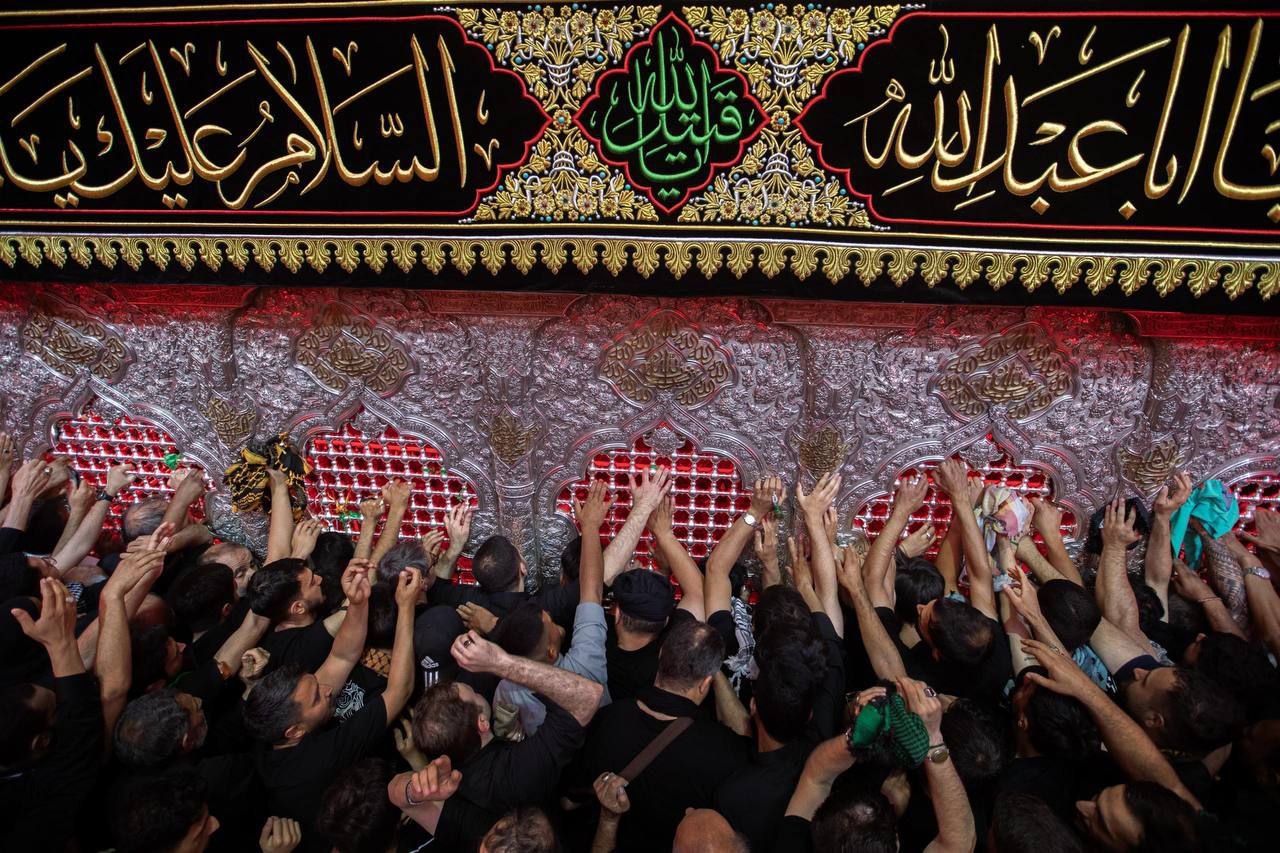 بالصور جموع الزائرين تحيي ليلة العاشر من المحرم عند ضريح الإمام الحسين (عليه السلام).