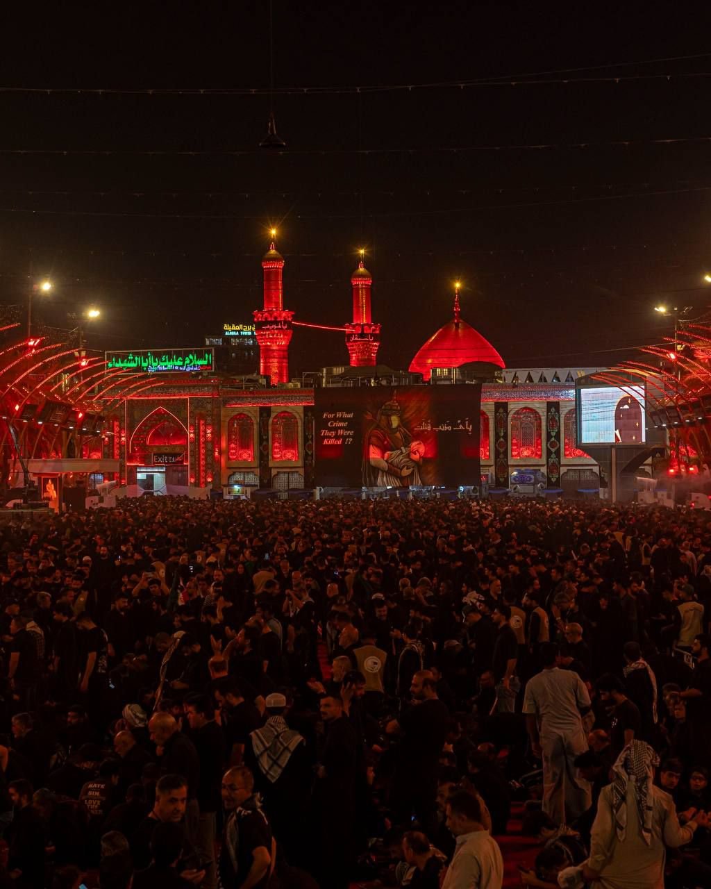 وسط أجواء الحزن والعزاء.. حشود الزائرين تحيي ليلة عاشوراء عند مرقد أبي الفضل العباس (عليه السلام).
