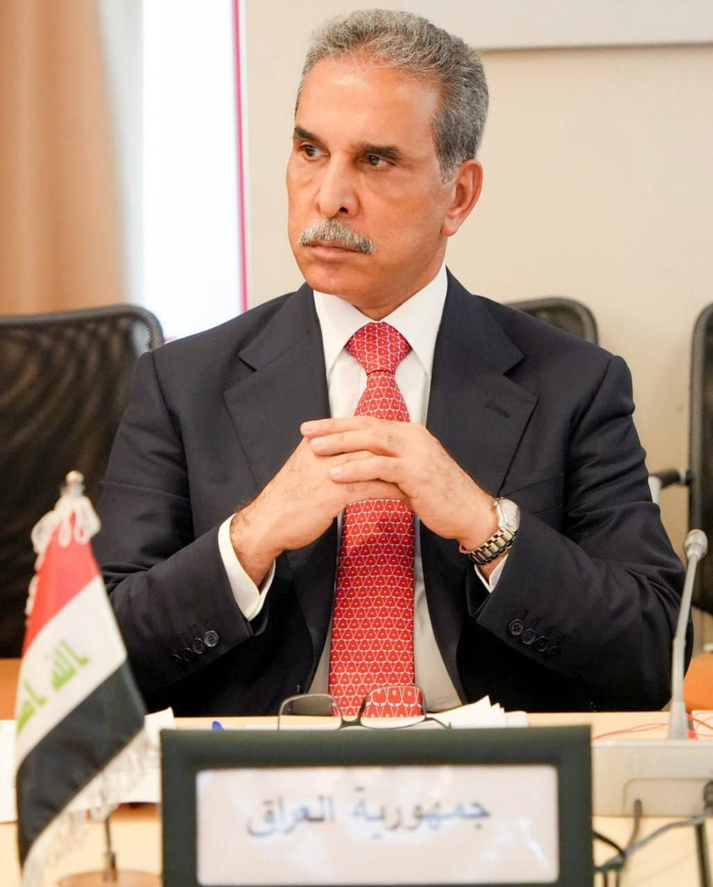 رئيس مجلس القضاء الأعلى القاضي “فائق زيدان”:– استقلال السلطة القضائية هو الركيزة الأساسية للدولة الدستورية، مع ضمان عملها بعيداً عن أي تأثير من السلطتين التشريعية والتنفيذية.– استناد استقلال القضاء في العراق إلى نصوص الدستور وقانون مجلس القضاء الأعلى، مما يجعله سلطة قائمة بذاتها تماشياً مع المبادئ الدولية.– التركيز على رفع المهارات العلمية والمهنية للقضاة والادعاء العام عبر برامج تدريبية متخصصة ومحورية لدور المعهد القضائي في مواكبة التطورات.– تأسيس المركز الوطني للتعاون القضائي الدولي لتعزيز الشراكات، تبادل المعلومات، وتطوير آليات استرداد المطلوبين والأموال والقضايا العابرة للحدود.– دور الجهود القضائية العراقية في الكشف عن جرائم إرهابية ومنعها في عدة دول عربية وأجنبية، بما يعزز الأمن الإقليمي والدولي.– اعتماد خطة لاستراتيجية الانفتاح القضائي وتوقيع مذكرات تفاهم دولية لتبادل الخبرات وتوحيد الجهود في مكافحة الإرهاب والجريمة المنظمة.– التشديد على أن استقرار العراق وبناء الدولة يعتمدان بشكل مباشر على وجود نظام قضائي فاعل يكرس سيادة القانون.