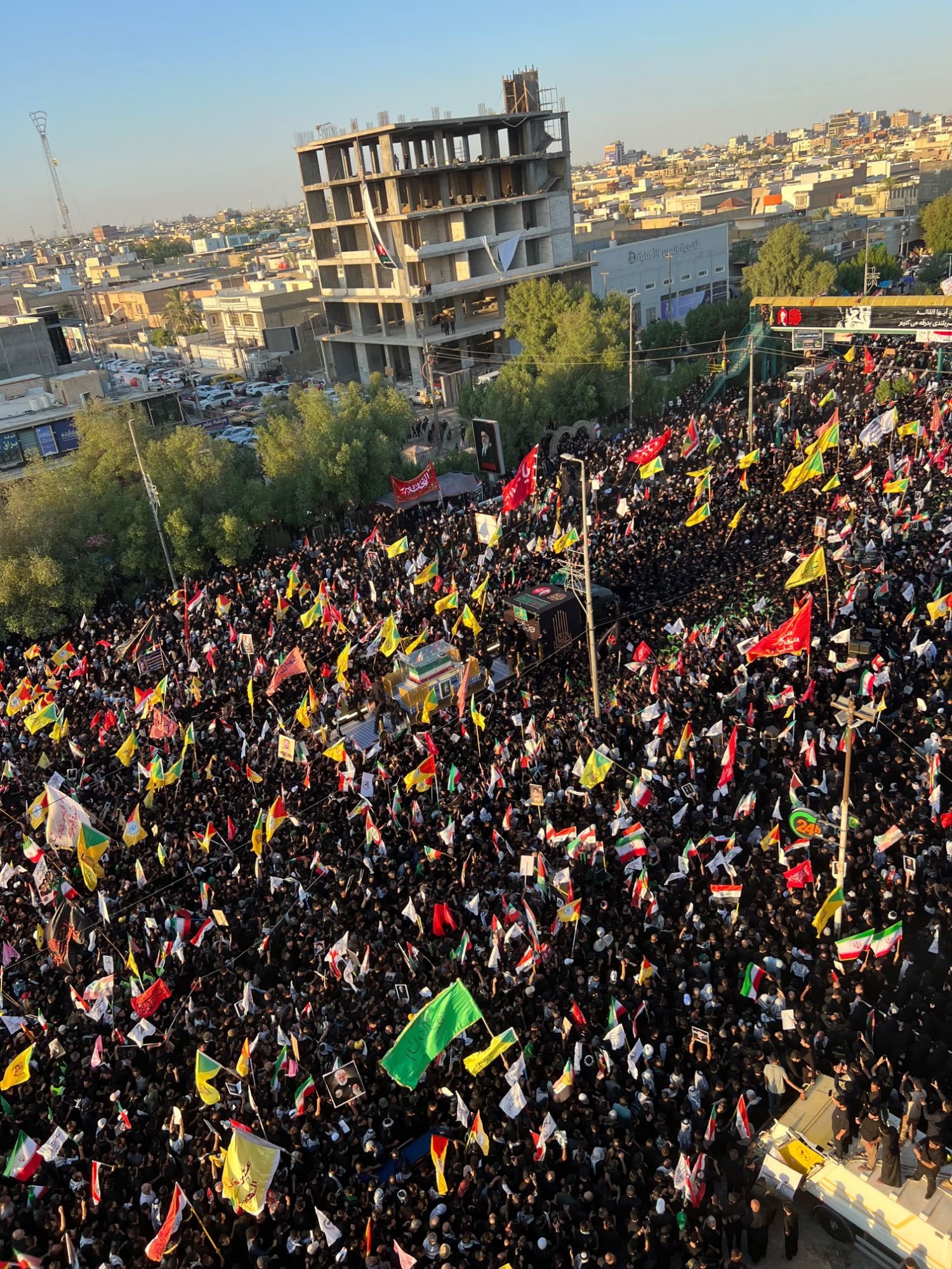 انطلاق التشييع الشعبي لعلي الخامنئي من مجسر الكوفة في النجف الأشرف نحو مرقد امير المؤمنين (عليه السلام).