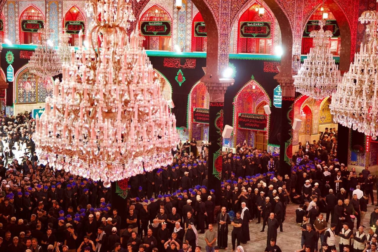 المشيعين ينتظرون وصول جثمان الخامنئي إلى صحن الإمام الحسين (عليه السلام).