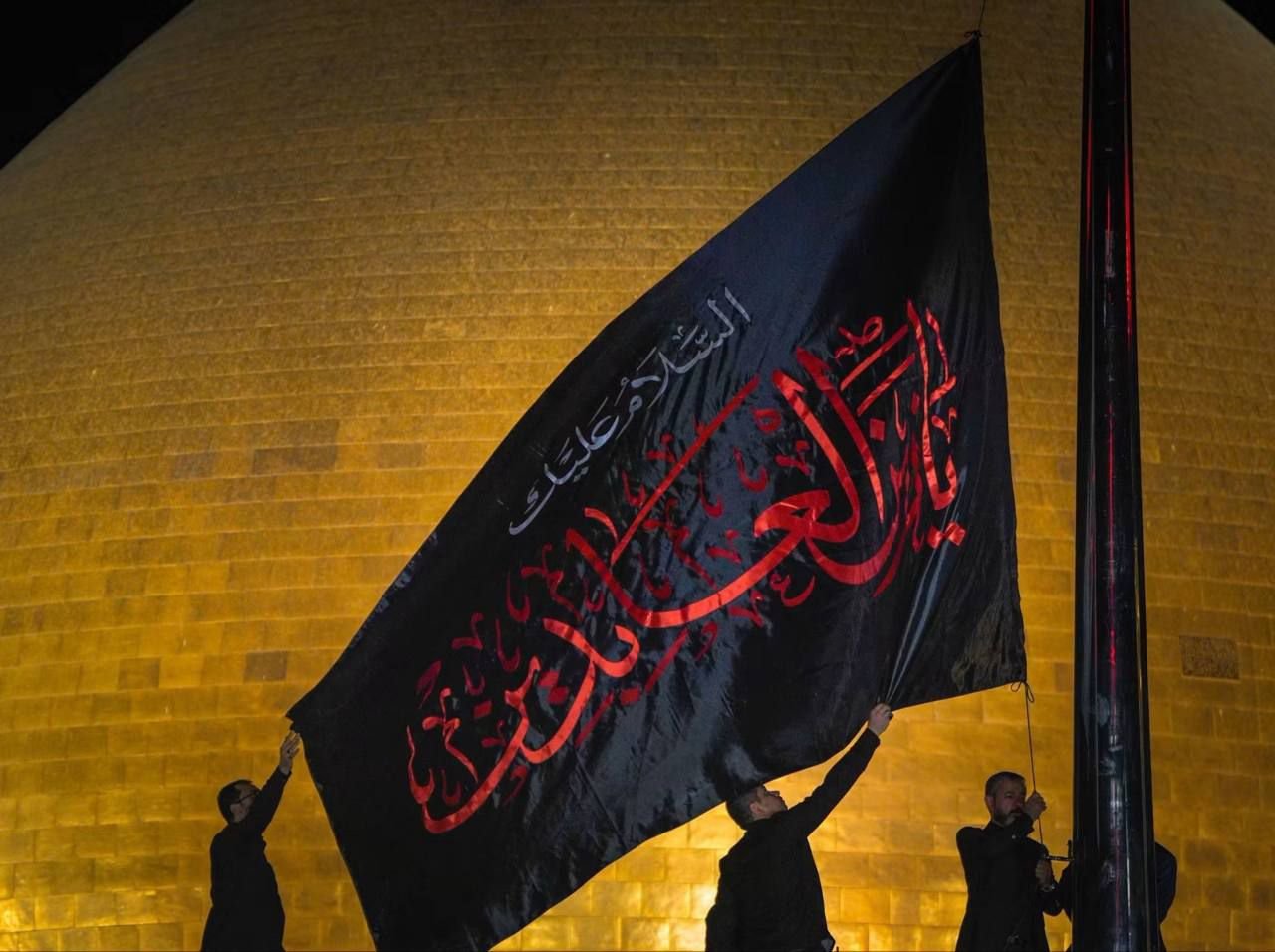 بدموع الأحزان وآهات الفاجعة.. رفع راية المصاب في ذكرى استشهاد الإمام علي بن الحسين زين العابدين (عليهما السلام) في الصحن العلوي المُطهّر.