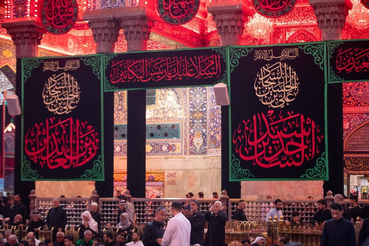 لافتات الحزن توشح ارجاء الصحن الحسيني الشريف مع حلول ذكرى أستشهاد زين العابدين وسيد الساجدين الامام علي بن الحسين (عليهما السلام).