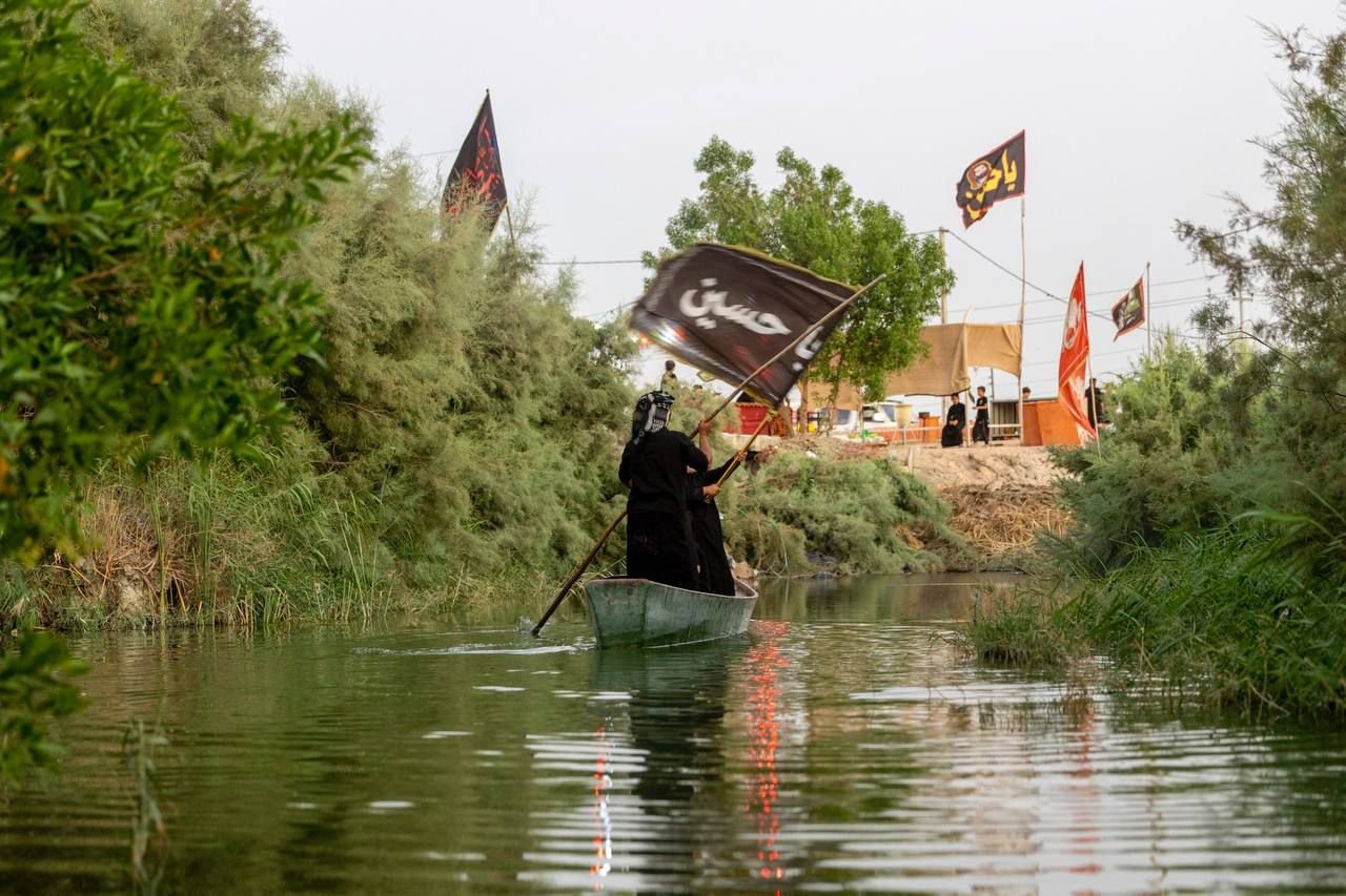 أهوار الجبايش تروي حكاية الطفلين أحمد وعلي وهما يسيران بالمشحوف لمسافات طويلة في سبيل خدمة زائري الإمام الحسين (عليه السلام).
