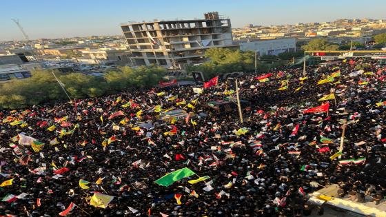 انطلاق التشييع الشعبي لعلي الخامنئي من مجسر الكوفة في النجف الأشرف نحو مرقد امير المؤمنين (عليه السلام).