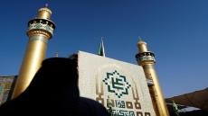 لافتات البيعة والولاء تزيّن أرجاء الصحن العلوي المطهر استعداداً لاستقبال عيد الله الأكبر.