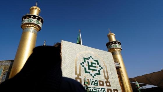 لافتات البيعة والولاء تزيّن أرجاء الصحن العلوي المطهر استعداداً لاستقبال عيد الله الأكبر.