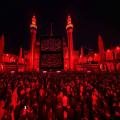 ‏بدموعٍ حرَّى راية الحزن والعزاء ترفَعُها القلوبُ المواسيةُ حيثُ مرقد أبي الأئمَّة الأطهار المولى أمير المؤمنين (عليه السلام).