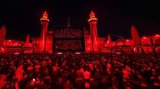 ‏بدموعٍ حرَّى راية الحزن والعزاء ترفَعُها القلوبُ المواسيةُ حيثُ مرقد أبي الأئمَّة الأطهار المولى أمير المؤمنين (عليه السلام).