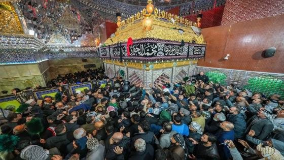 بالصور |جموعٌ مؤمنة غفيرة تجدد العزاء بذكرى شهادة الإمام علي الهادي (عليه السلام) في حرم الإمامين العسكريين (عليهما السلام).