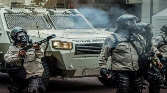 فنزويلا تصدر مرسوماً يقضي باعتقال كل من يثبت تورطه في دعم الهجوم الأمريكي على كاراكاس.