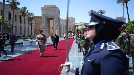 رئيس مجلس الوزراء “علي فالح الزيدي” يتسلم مهامه رسمياً رئيساً للحكومة وقائداً عاماً للقوات المسلحة خلال مراسم التسليم والاستلام مع رئيس الوزراء السابق محمد شياع السوداني.