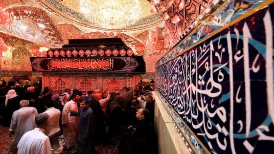 حشود الزائرين تتوافد إلى ضريح سفير الإمام الحسين مسلم بن عقيل إحياءً لذكرى شهادته الأليمة.