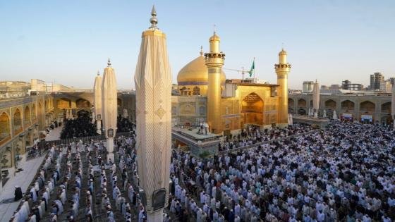 بالصور المؤمنونَ يُحيونَ صلاةَ عيدِ الأضحى في الحرمِ العلويِّ المُطهَّر.