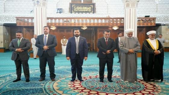 الزيدي يزور مرقد الإمام أبي حنيفة النعمان في منطقة الأعظمية ببغداد بعد أدائه صلاة العيد في مرقد الإمامين الكاظمين (عليهما السلام).