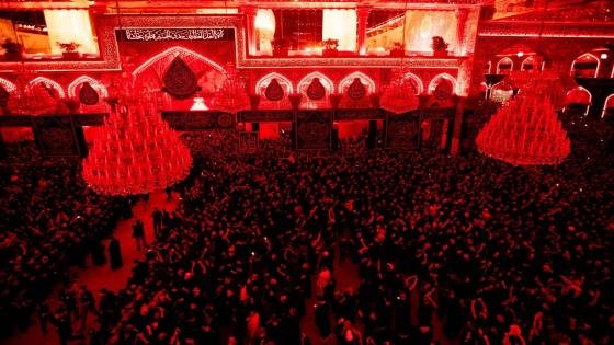 بالصور |اعداد كبيرة من المعزين بقدوم شهر محرم الحرام في صحن الإمام الحسين (عليه السلام).