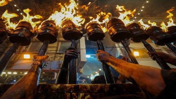 بالصور مشاعلُ الأحزان وآلام المصاب تشبُّ في نفوس المعزّين في محيط الصحن العلوي المُطهّر مُقدّمةً صورة العزاء الحسيني إلى العالم.