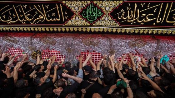 بالصور جموع الزائرين تحيي ليلة العاشر من المحرم عند ضريح الإمام الحسين (عليه السلام).