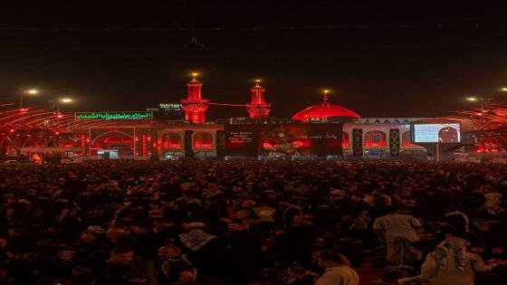 وسط أجواء الحزن والعزاء.. حشود الزائرين تحيي ليلة عاشوراء عند مرقد أبي الفضل العباس (عليه السلام).
