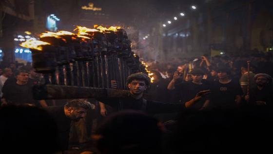 بالصور ليلة عاشوراء تمتزج نار المشاعل بنار المشاعر حزنًا ومواساةً في محيط الصحن العلوي المُطهّر.