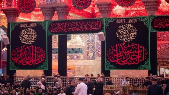 لافتات الحزن توشح ارجاء الصحن الحسيني الشريف مع حلول ذكرى أستشهاد زين العابدين وسيد الساجدين الامام علي بن الحسين (عليهما السلام).
